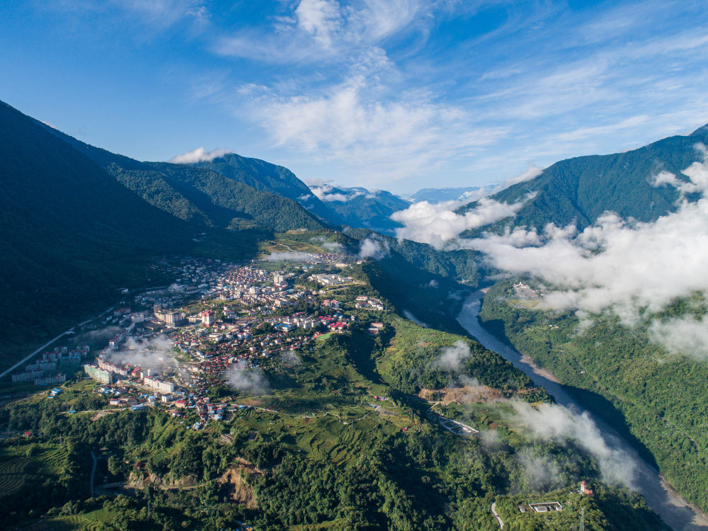 那山·那路·那城--访“全国最后通公路的县”墨脱