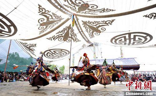 西藏山南地区桑耶寺僧人表演神舞。（李林/摄）